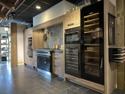 Showr. keuken Santiago Oak met eiland en granieten werkblad, Huis en Inrichting, Keuken | Complete keukens, Zo goed als nieuw
