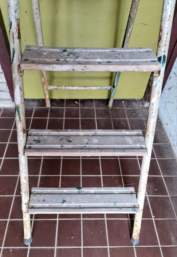 Brocante huishoudtrap schilders trap + klodders vr planten, Antiek en Kunst, Curiosa en Brocante, Ophalen