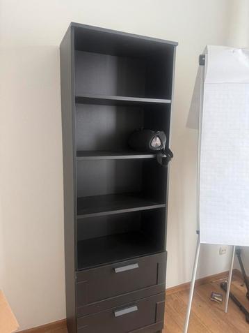 Zwarte kast beschikbaar voor biedingen