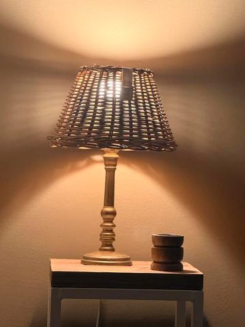 Sfeervolle Tafellamp met Rotan Kap beschikbaar voor biedingen