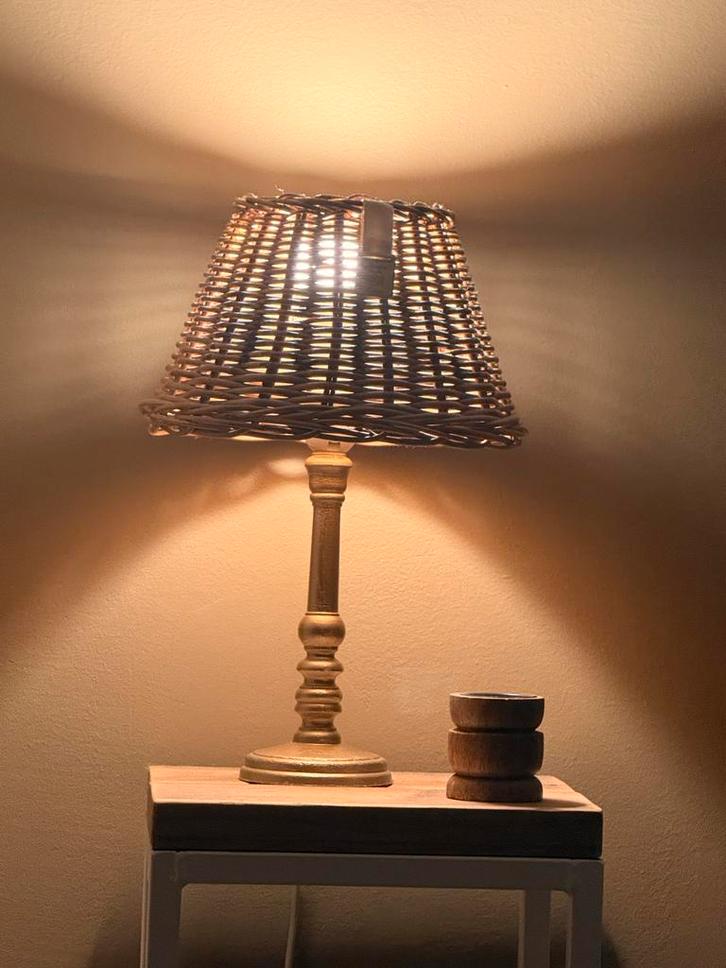 Sfeervolle Tafellamp met Rotan Kap, Huis en Inrichting, Lampen | Vloerlampen, Zo goed als nieuw, Minder dan 100 cm, Metaal, Ophalen