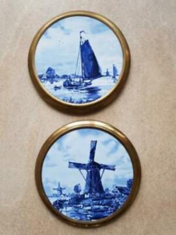 2 Tegeltjes met koperen rand beschikbaar voor biedingen
