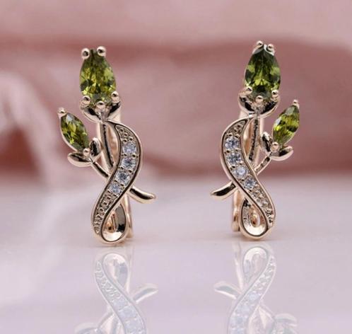 Twee groene zirkonen 18K goud vergulden bloem oorbellen, Sieraden, Tassen en Uiterlijk, Oorbellen, Nieuw, Knopjes of Stekers, Overige materialen