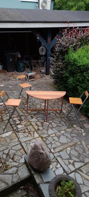 Prachtige side table en 3 krukken beschikbaar voor biedingen