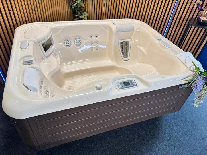 HotSpring® Triumph Highlife Jacuzzi | Relaxation Spa's, Tuin en Terras, Bubbelbaden en Hottubs, Zo goed als nieuw, Vast, Filter
