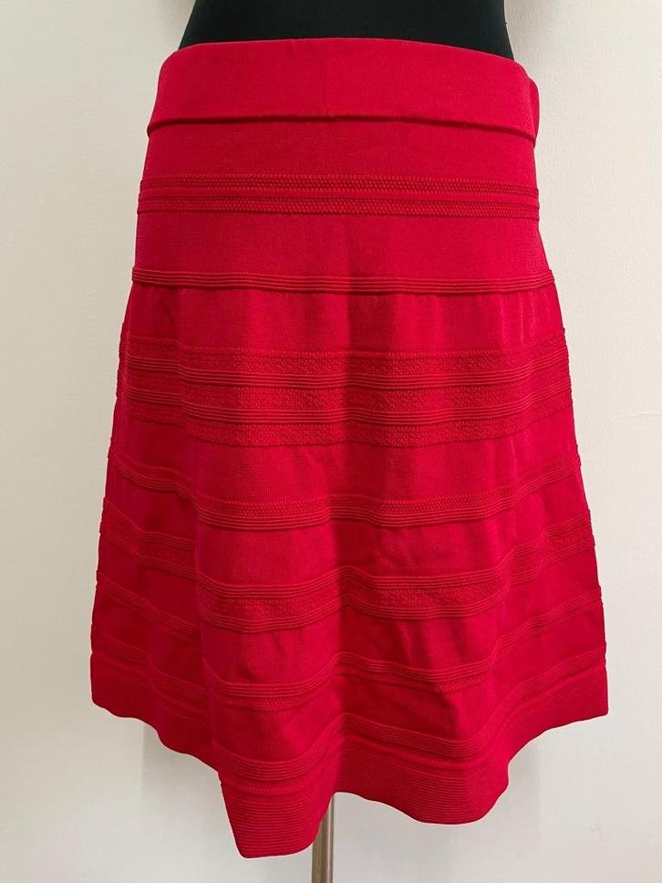 R27 - Knalrode Steps rok dikkere stof maat M (1), Kleding | Dames, Rokken, Zo goed als nieuw, Maat 38/40 (M), Zwart, Boven de knie