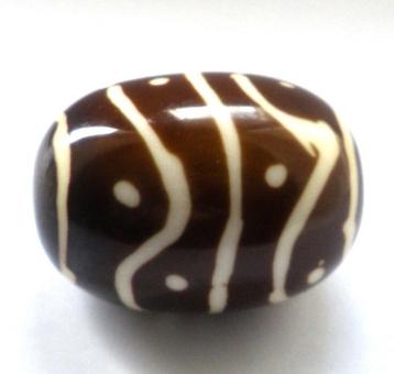 Grote bruine kunstharskraal met lichte strepen, ovaalvormig beschikbaar voor biedingen