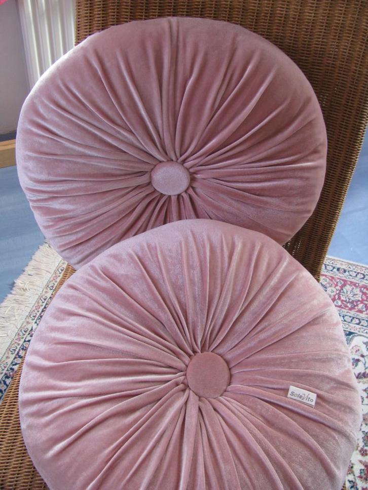 € 10 voor deze 2 SoleVito kussens * rond 40 cm * roze *, Huis en Inrichting, Woonaccessoires | Kussens, Zo goed als nieuw, Roze