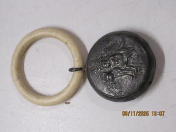 rood kapje rammelaar de spar 4,5 cm dia (362) beschikbaar voor biedingen