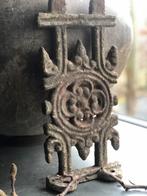 Oud verweerd gietijzeren ornament sober sleets imperfect, Ophalen of Verzenden
