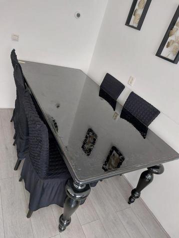 Stevige eettafel beschikbaar voor biedingen