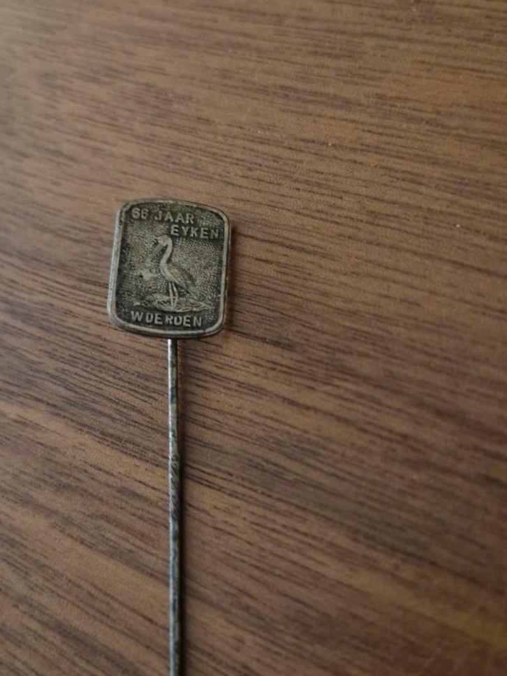 Sp 404 Vintage Woerden Speldje - 56 Jaar Eyken, Verzamelen, Speldjes, Pins en Buttons, Ophalen of Verzenden