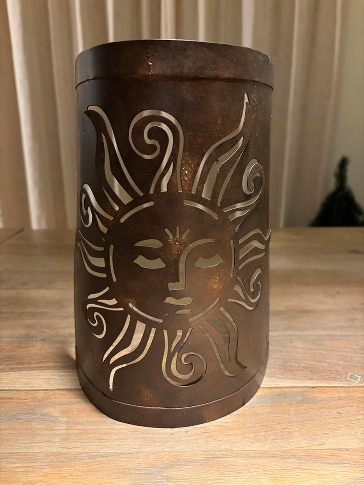 Metalen windlicht met zon motief, Huis en Inrichting, Woonaccessoires | Kandelaars en Kaarsen, Zo goed als nieuw, Kandelaar, 25 tot 50 cm