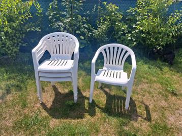 Vier stapelbare stoelen beschikbaar voor biedingen
