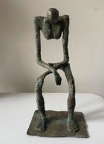 Bronzen abstract beeld van zittende denkende man., Antiek en Kunst, Ophalen of Verzenden