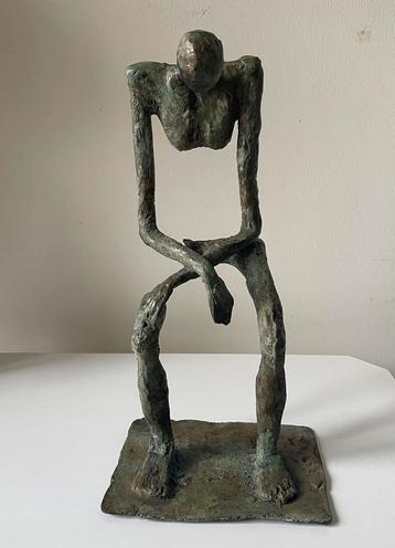 Bronzen abstract beeld van zittende denkende man. beschikbaar voor biedingen