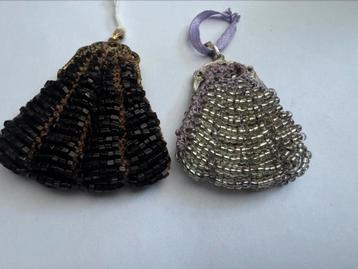 Twee vintage kralentasjes/ hangers beschikbaar voor biedingen