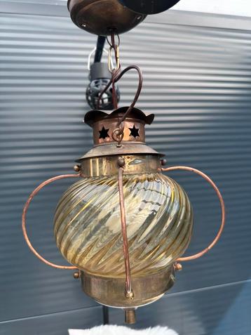 Koperen scheepslamp met geel glas beschikbaar voor biedingen