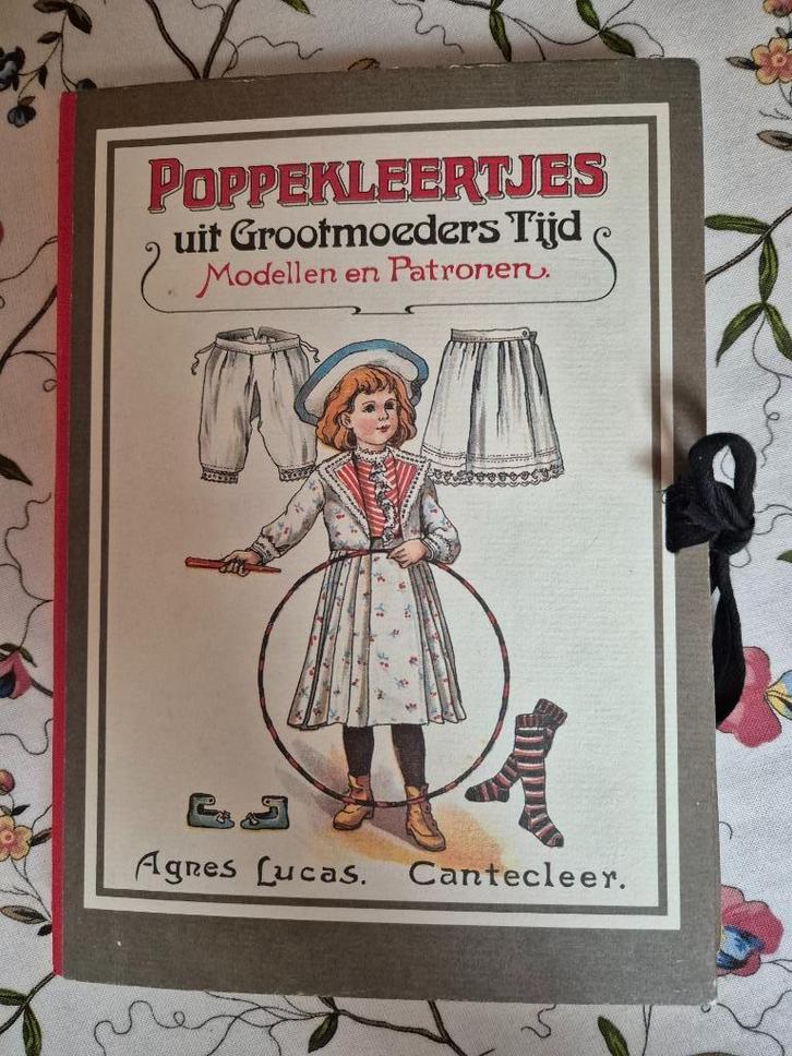 Poppenkleertjes uit oma's tijd, met foto's, Hobby en Vrije tijd, Kledingpatronen, Zo goed als nieuw, Kind, Overige merken, Ophalen