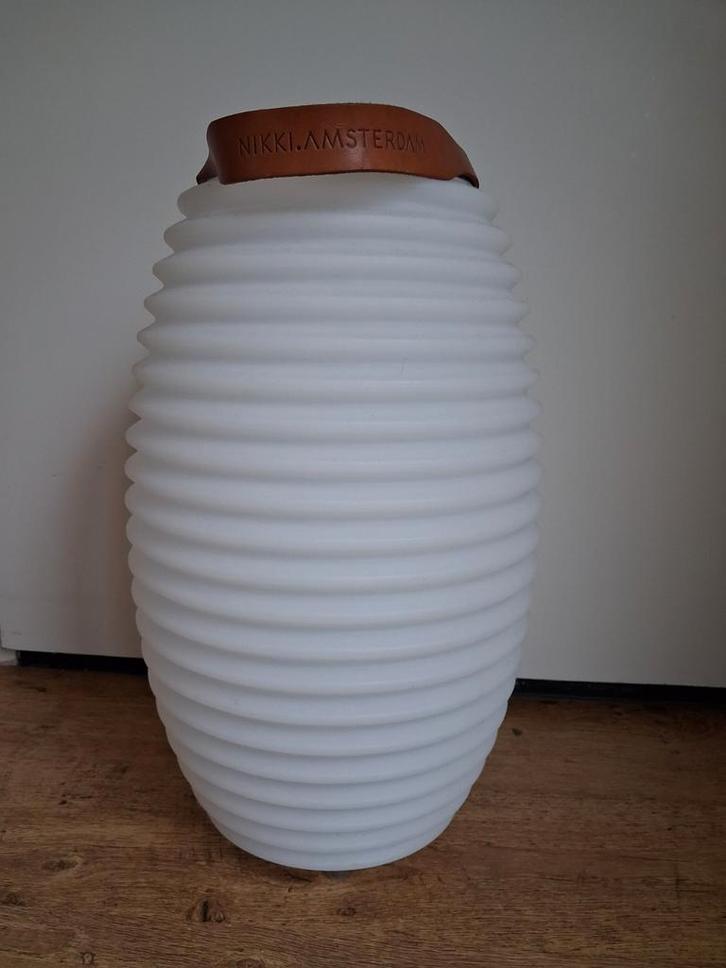 Nikki Amsterdam Wijnkoeler Lamp met Bluetooth speaker, Huis en Inrichting, Lampen | Vloerlampen, Zo goed als nieuw, Minder dan 100 cm