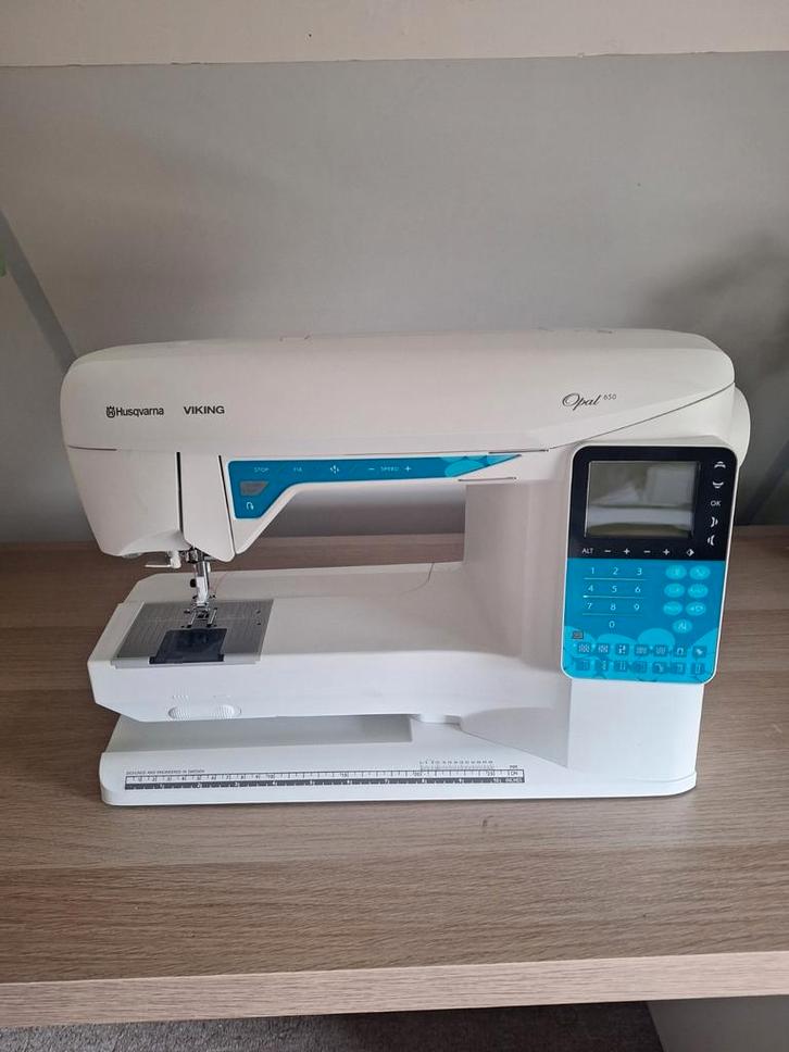 Husqvarna opal 650, Hobby en Vrije tijd, Naaimachines en Toebehoren, Zo goed als nieuw, Naaimachine, Husqvarna, Ophalen
