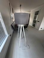 Zuiver Tripod Vloerlamp 2x witte poot grijze kap, Huis en Inrichting, Lampen | Vloerlampen, Ophalen, 150 tot 200 cm