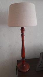 Staande lamp met houten voet, Huis en Inrichting, Lampen | Tafellampen, Hout, Klassiek, Ophalen of Verzenden, Zo goed als nieuw