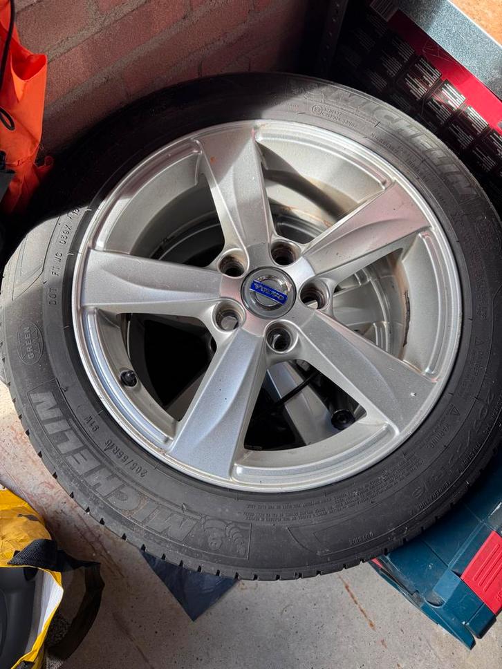 2x Volvo V40 D2 Banden met Velg, Auto diversen, Wieldoppen, Gebruikt, Ophalen of Verzenden