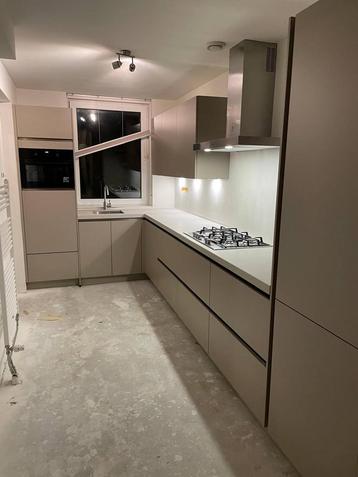 Lion Stone Caesarstone, licht grijs werkblad met achterwand. beschikbaar voor biedingen