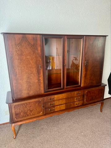 Antieke buffet/vitrinekast beschikbaar voor biedingen