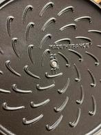 Nieuwe Staub sauteerpan 28 Chistera zwart, Huis en Inrichting, Keuken | Potten en Pannen, Gietijzer, Nieuw, Ophalen of Verzenden