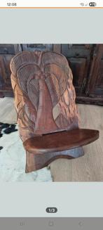 Afrikaanse houten stoel met palmboom snijwerk, Huis en Inrichting, Stoelen, Bruin, Ophalen of Verzenden, Zo goed als nieuw, Hout