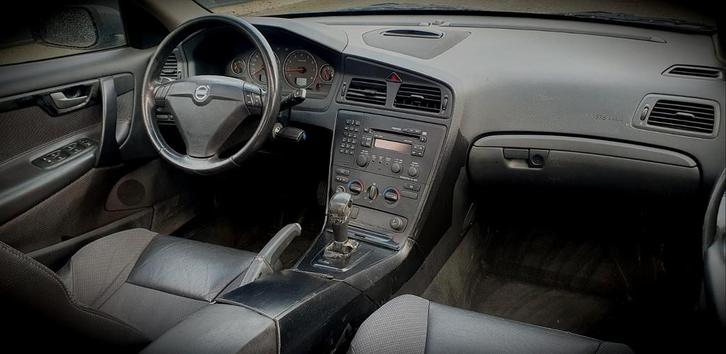 Unieke S60 2.5T AWD automaat! 248PK-352NM! 2003 GOED LEZEN‼️, Auto's, Volvo, Particulier, S60, ABS, Airbags, Alarm, Boordcomputer