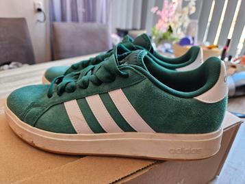 Groene adidas 41 1/3 beschikbaar voor biedingen