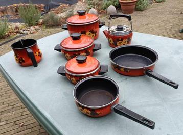 Vintage jaren 1970 geëmailleerd 7-delig pannenset oranje beschikbaar voor biedingen