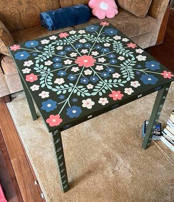 Unique folk painted floral scandinavian wooden table. beschikbaar voor biedingen