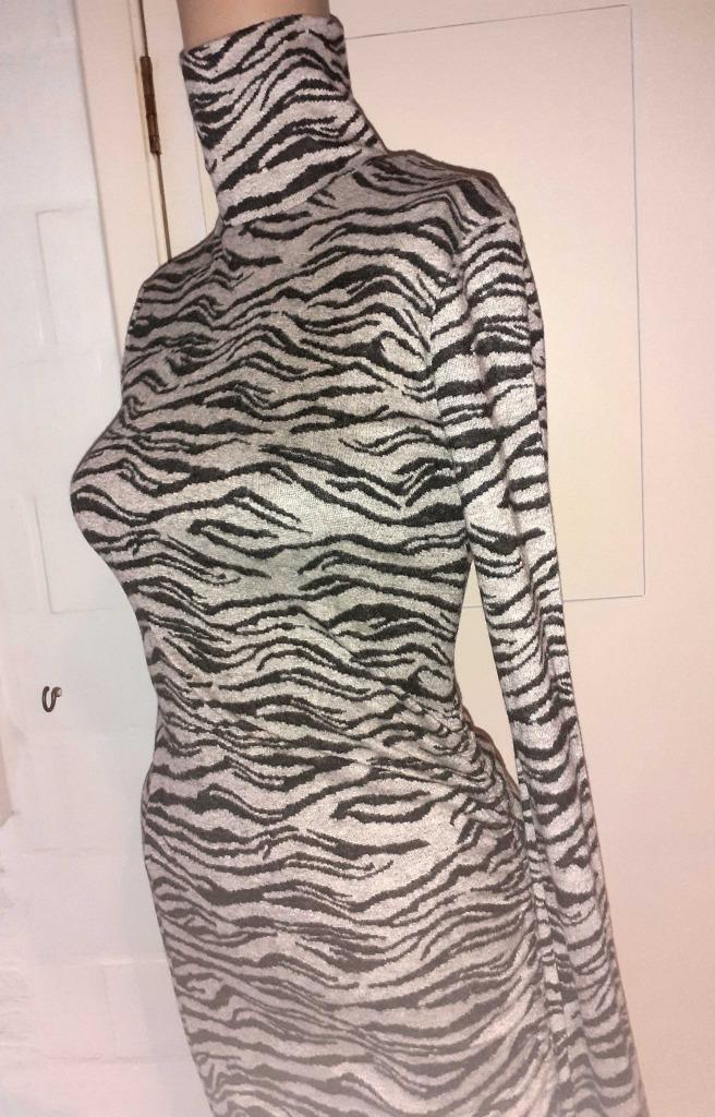 Lange jurk grijs zwarte print Bershka XS-S, Kleding | Dames, Jurken, Zo goed als nieuw, Maat 34 (XS) of kleiner, Grijs, Onder de knie