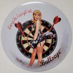 Darts bullseye pinup easy in rond reclamebord van metaal, Info@deconoord.nl, Verzenden, Deco Noord, Nieuw