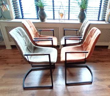 4 Eetkamerstoelen microvezel met zwart stalen frame beschikbaar voor biedingen