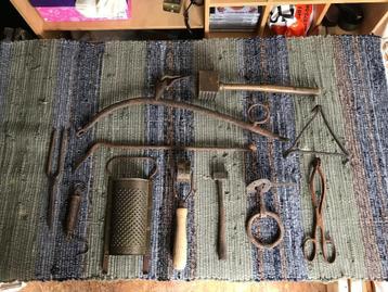Oud gereedschap/gebruiksvoorwerpen beschikbaar voor biedingen