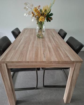 Houten eettafel 4 pers. beschikbaar voor biedingen