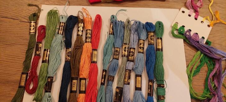 15 strengen DMC BORDUURZIJDE 2 ANCHOR ➕ ZWEIGART TAFELKLEED, Hobby en Vrije tijd, Borduren en Borduurmachines, Nieuw, Borduurgaren of Zijde