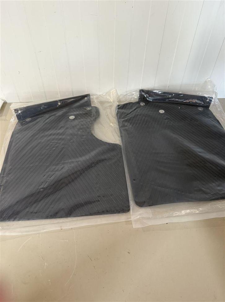 Defender 90 TD5/TDCI Puma Spatlappen Achter - Britpart Logo, Auto diversen, Auto-accessoires, Nieuw, Ophalen of Verzenden