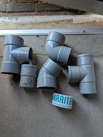 Diverse hulpstukken/ pvc buizen (8 en 9 cm) beschikbaar voor biedingen