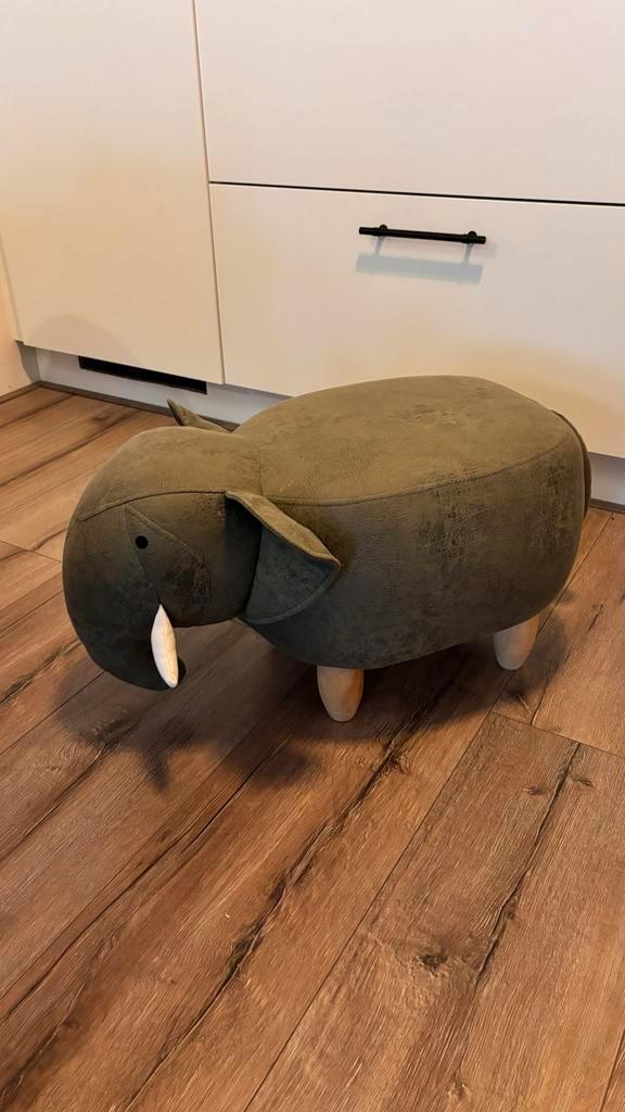 Schattige Olifant Poef voor Kinderkamer, Huis en Inrichting, Banken | Voetenbanken en Poefen, Zo goed als nieuw, Minder dan 50 cm