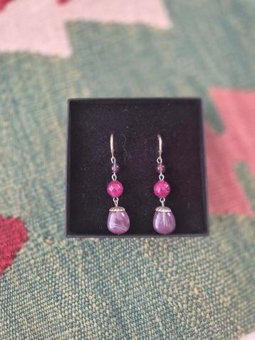 Elegant hangende oorbellen – violettinten met edelsteenlook beschikbaar voor biedingen