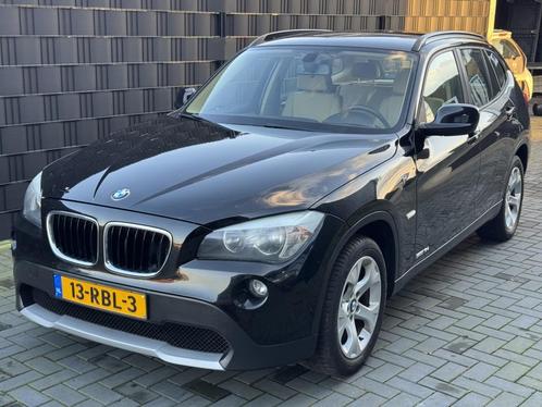 Bmw X1 sDrive18d 2011| ZWART| 17”| 235DKM| NAP| TREKHAAK, Auto's, BMW, Bedrijf, X1, ABS, Airbags, Airconditioning, Boordcomputer