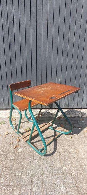 Vintage School Lessenaar beschikbaar voor biedingen