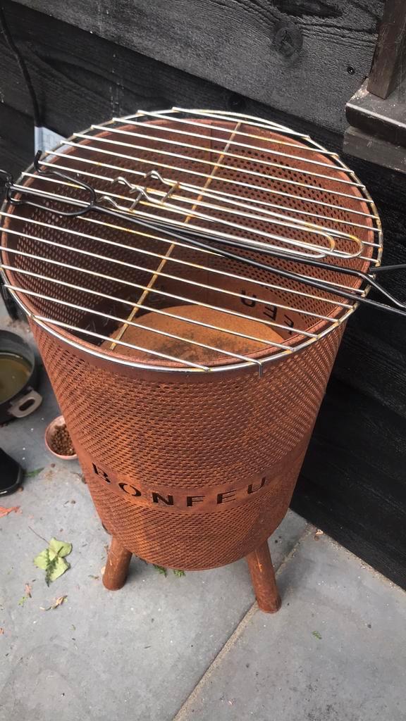 Bonfue bbq en stookton in een! Nieuwe staat, Tuin en Terras, Houtskoolbarbecues, Nieuw, Met accessoires, Ophalen