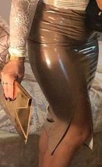 Lak Rok Donker Bruin over de knie met split maat M, Kleding | Dames, Rokken, Maat 38/40 (M), Bruin, Verzenden, Zo goed als nieuw